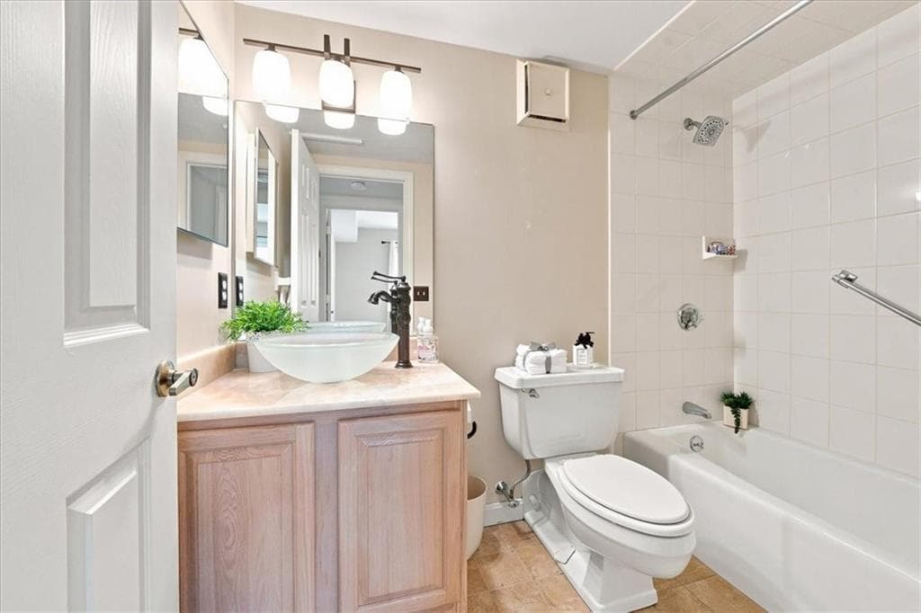 650 East Greenwich Avenue UNIT 5-201 photo 36