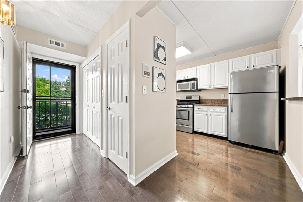 650 East Greenwich Avenue UNIT 5-201 photo 9