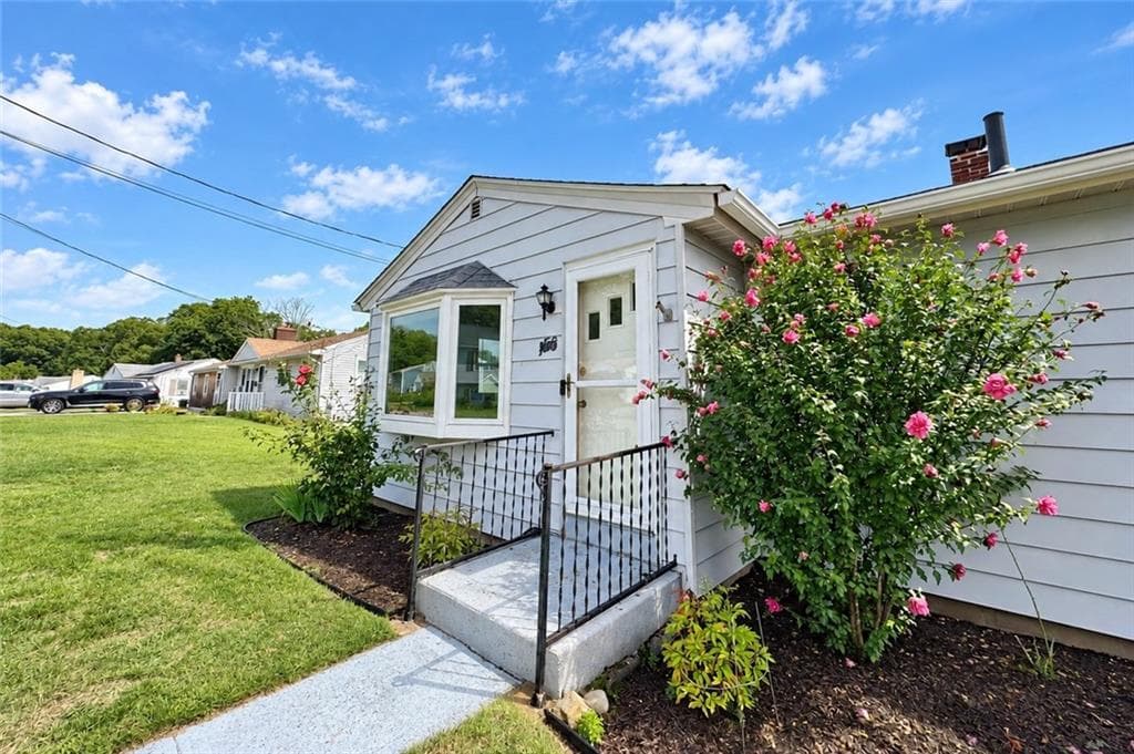 Single Family Residence at 156 Pawtuxet Terrace, West Warwick, photo 7 of 50