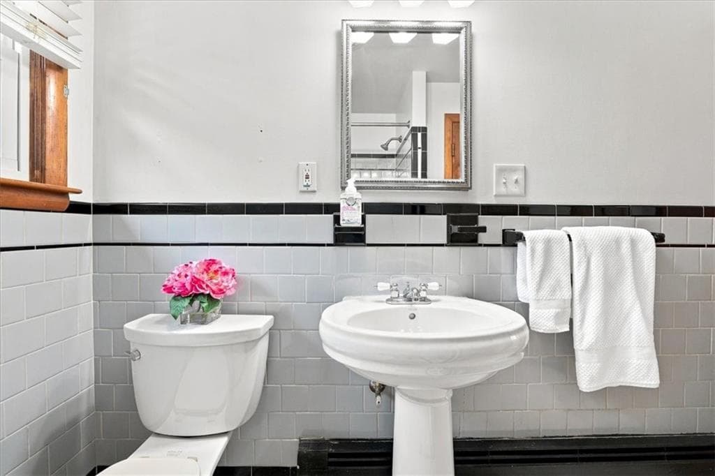 Single Family Residence at 156 Pawtuxet Terrace, West Warwick, photo 14 of 50
