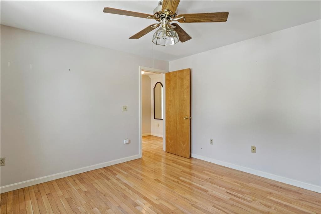 813 South Road photo 23