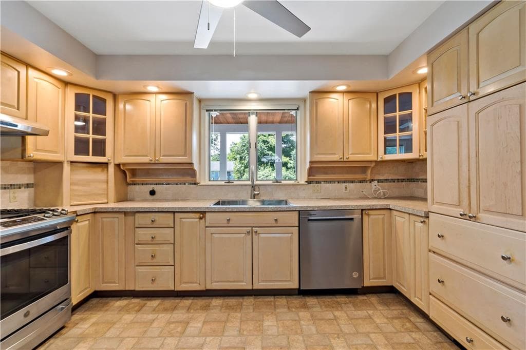 813 South Road photo 3
