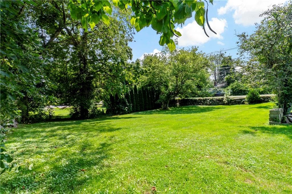 813 South Road photo 30