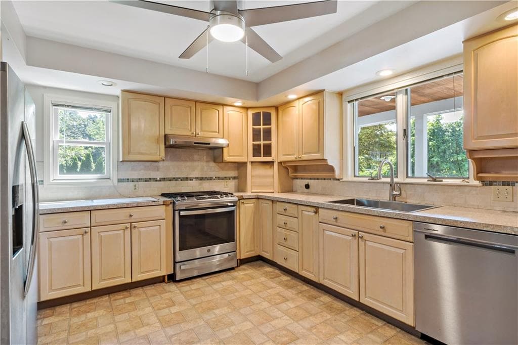 813 South Road photo 4