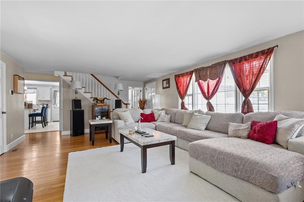 74 Youngs Avenue photo 4