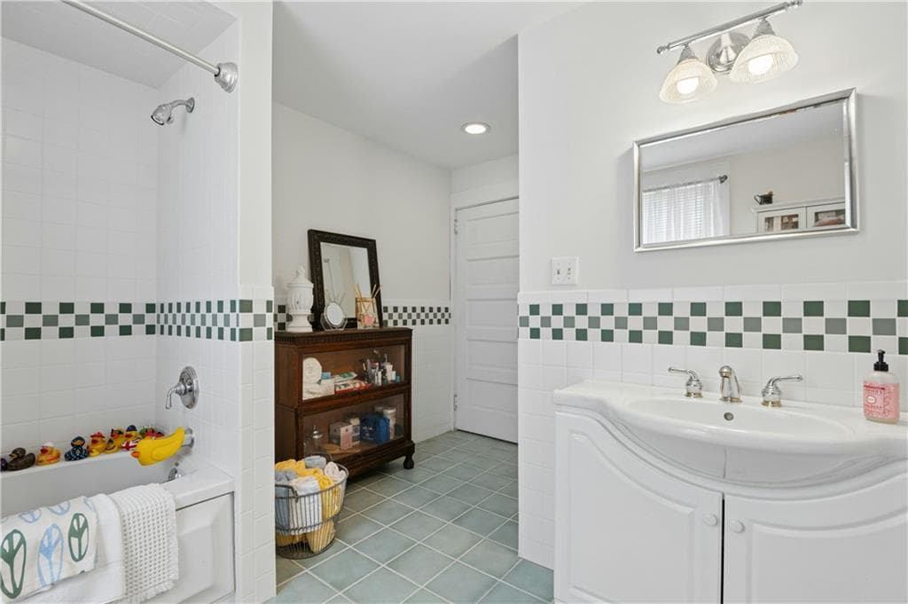 29 Howland Avenue photo 17