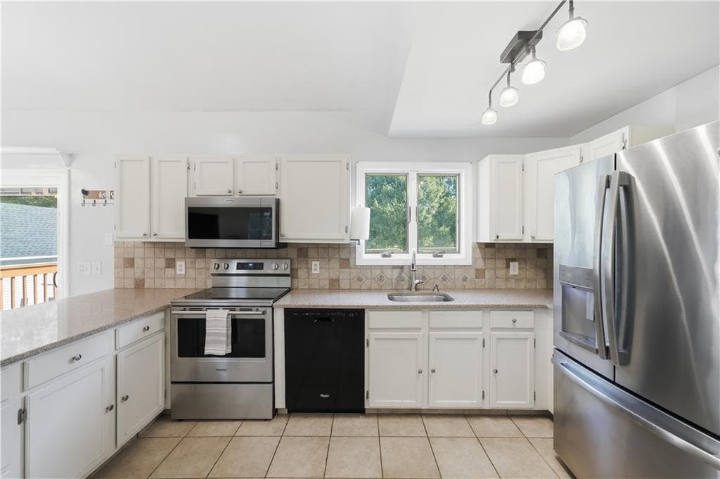 Single Family Residence at 218 Shannock Hill Road, Richmond, photo 7 of 49