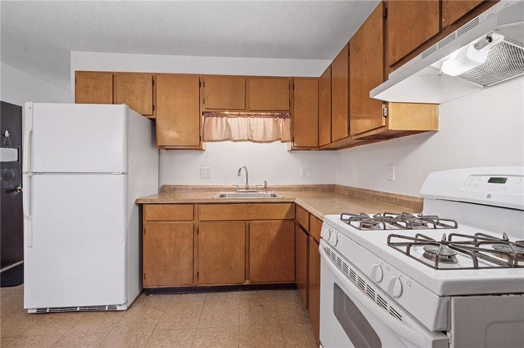 471 485 Pond Street photo 11