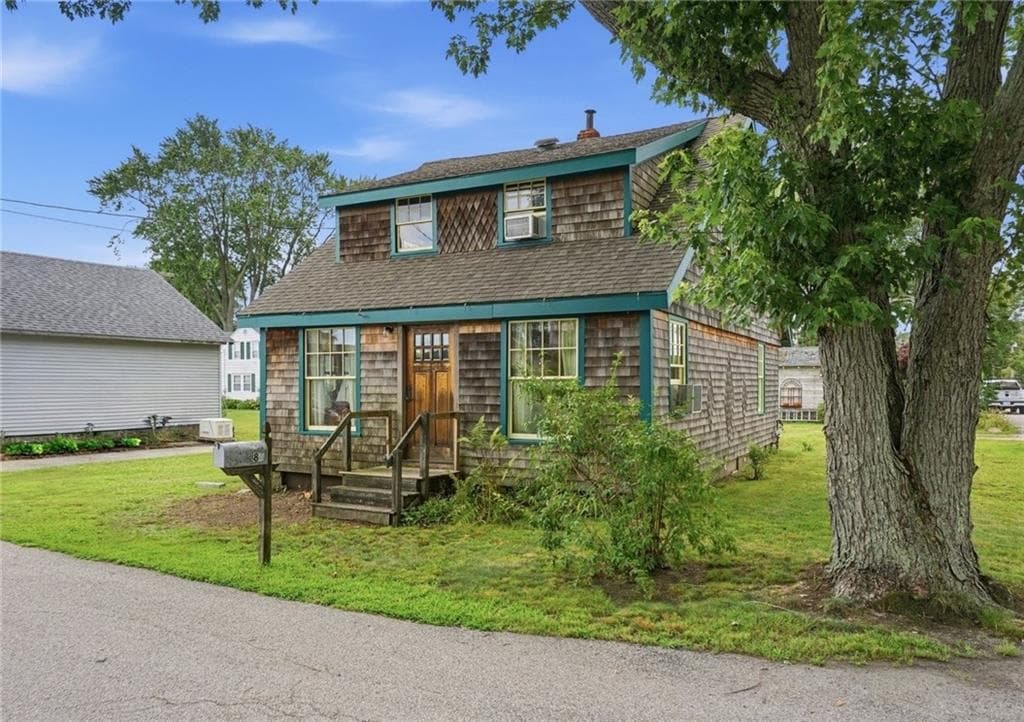 84 Narragansett Street photo 2