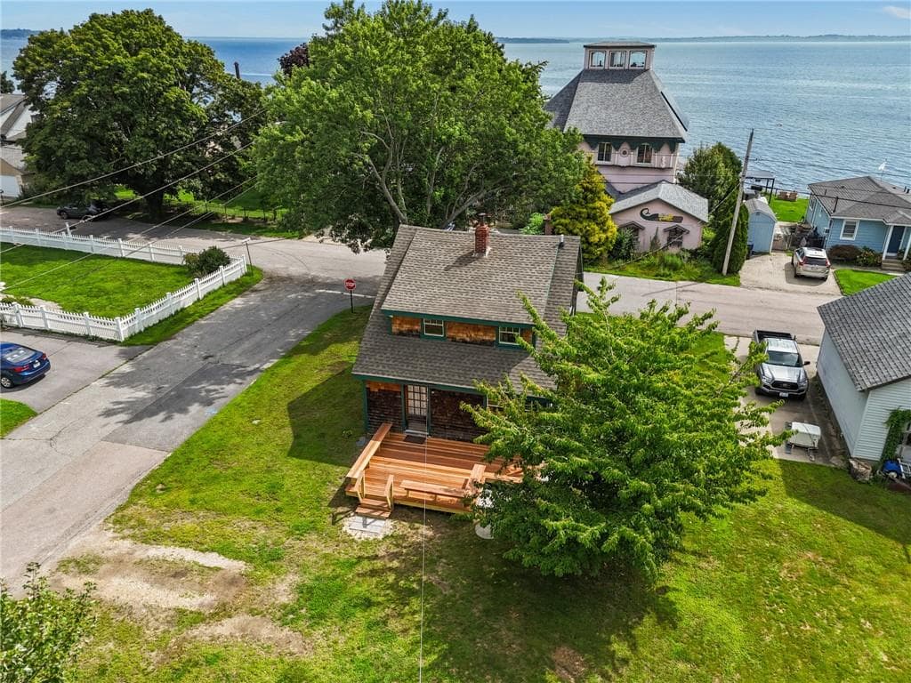 84 Narragansett Street photo 3