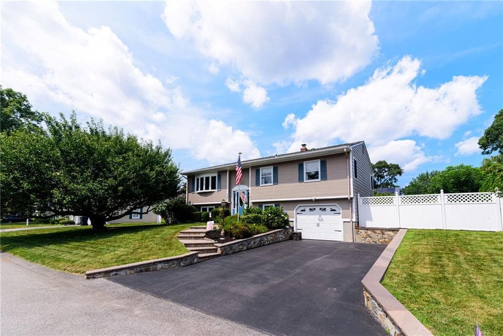 43 Crescendo Drive photo 2