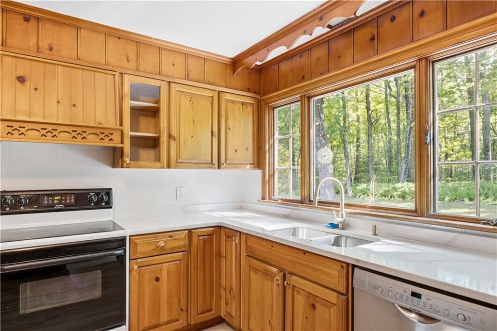 Single Family Residence at 6 Old Pound Hill Road, North Smithfield, photo 13 of 40