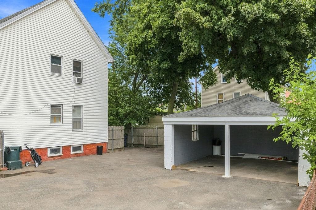 16 Deborah Street photo 4