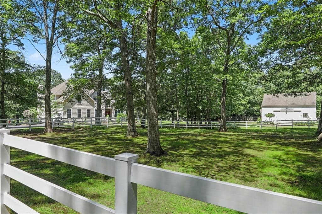 555 Carpenter Lane photo 3