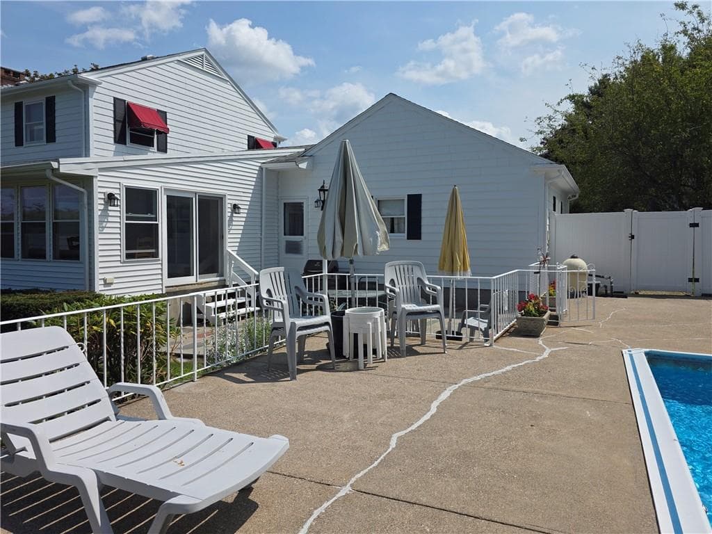 10 Surrey Lane photo 6