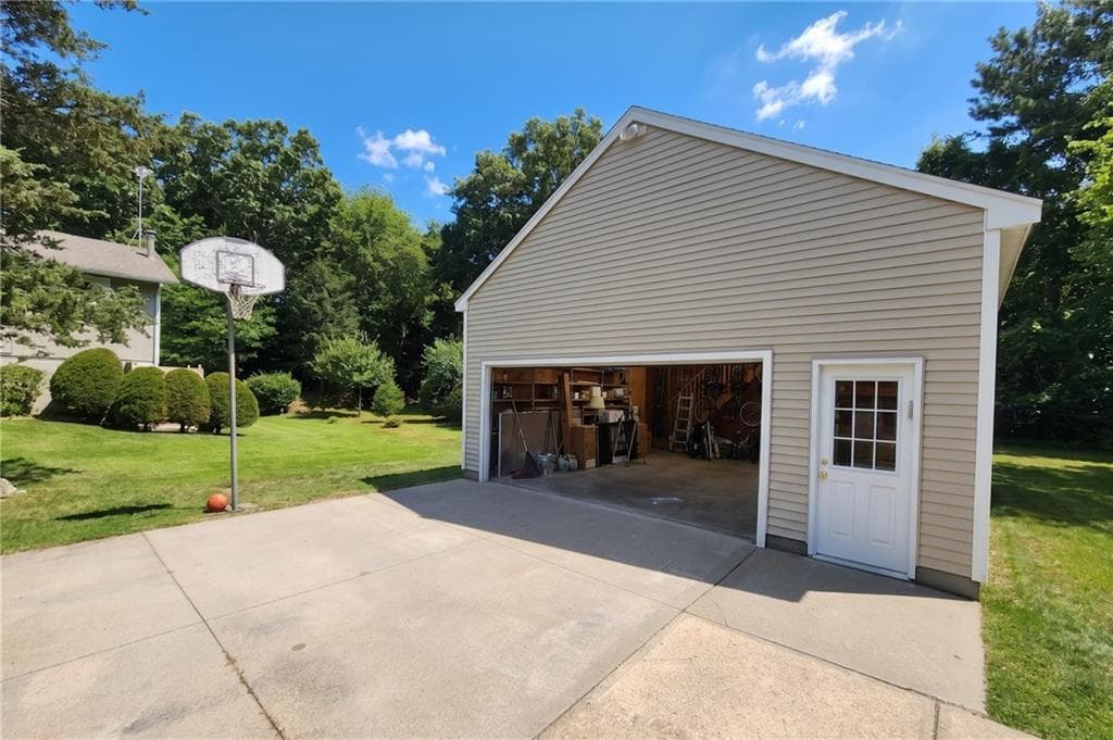 55 Holly Road photo 28
