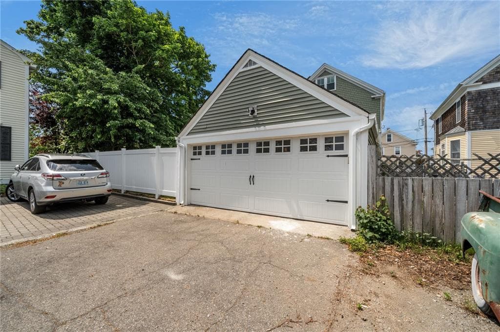 21 Russell Avenue photo 6