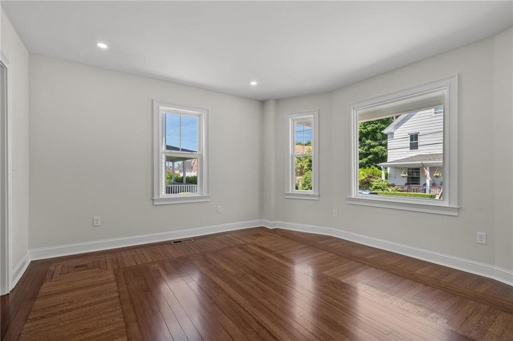 21 Russell Avenue photo 11
