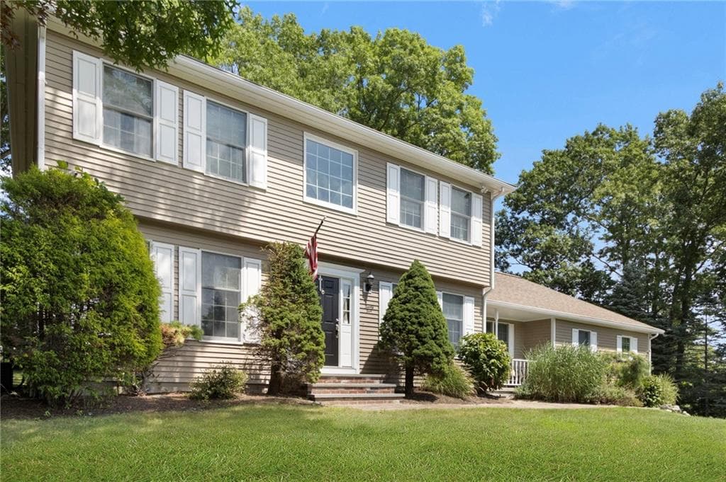 Single Family Residence at 25 Factory Pond Circle, Smithfield, photo 3 of 50