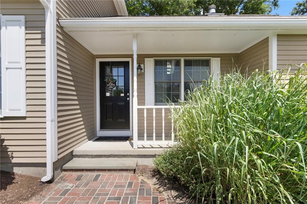 Single Family Residence at 25 Factory Pond Circle, Smithfield, photo 5 of 50