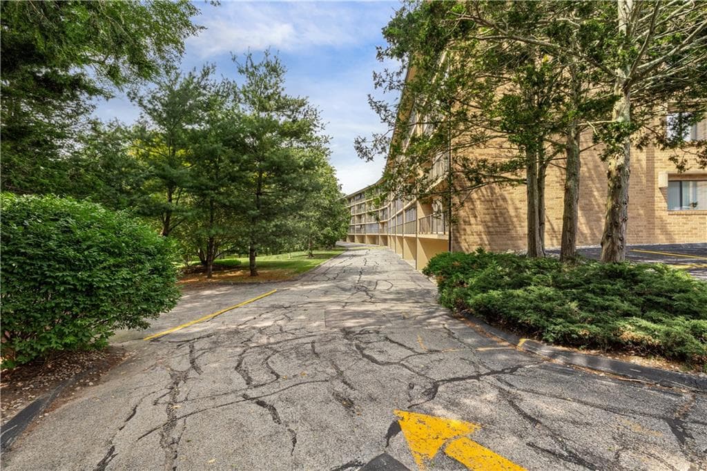650 East Greenwich Avenue UNIT 6-204 photo 32