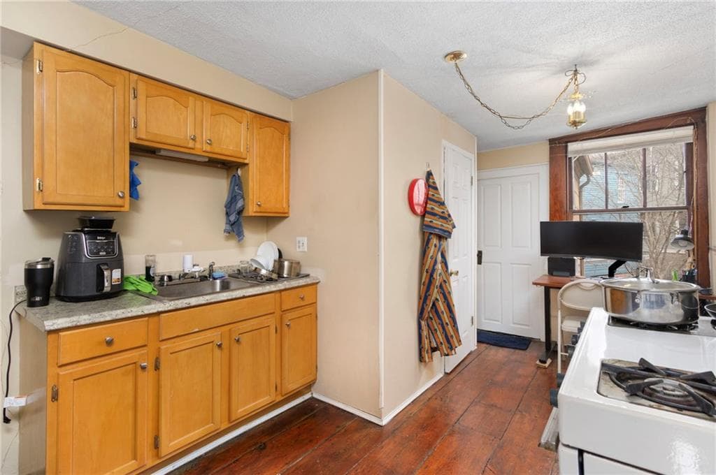 407 Benefit Street photo 14