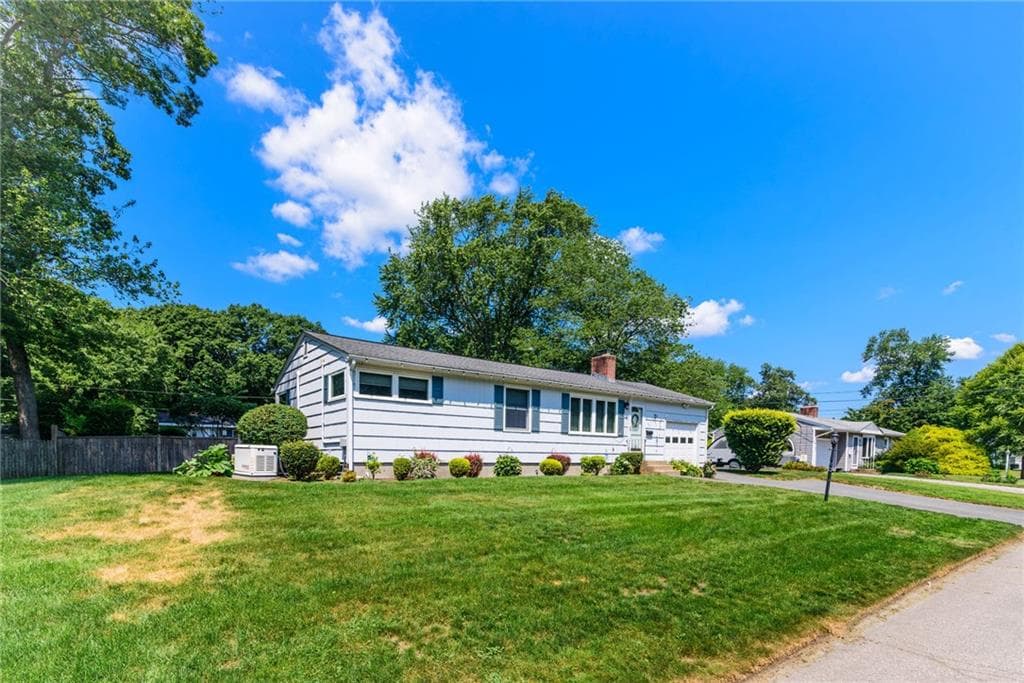 Single Family Residence at 91 Torrington Drive, Warwick, photo 2 of 28