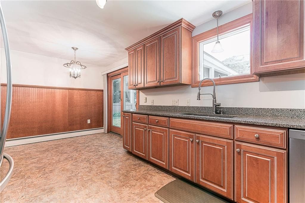 Single Family Residence at 91 Torrington Drive, Warwick, photo 3 of 28