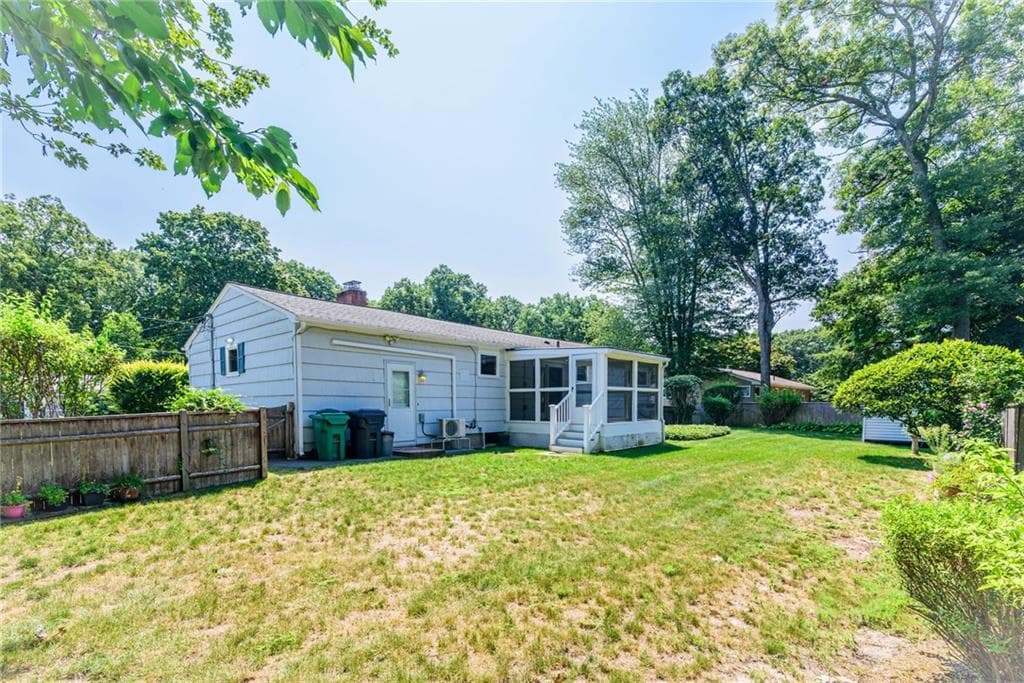 Single Family Residence at 91 Torrington Drive, Warwick, photo 20 of 28