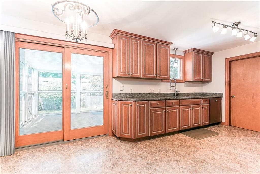Single Family Residence at 91 Torrington Drive, Warwick, photo 4 of 28