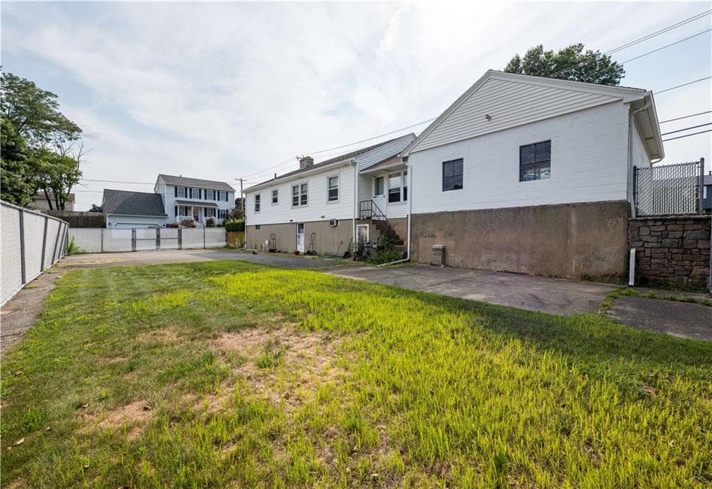 200 Budlong Road photo 5