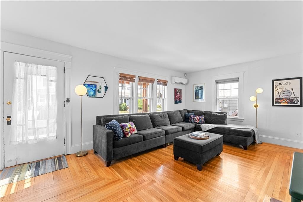 84 Waterman Avenue photo 6