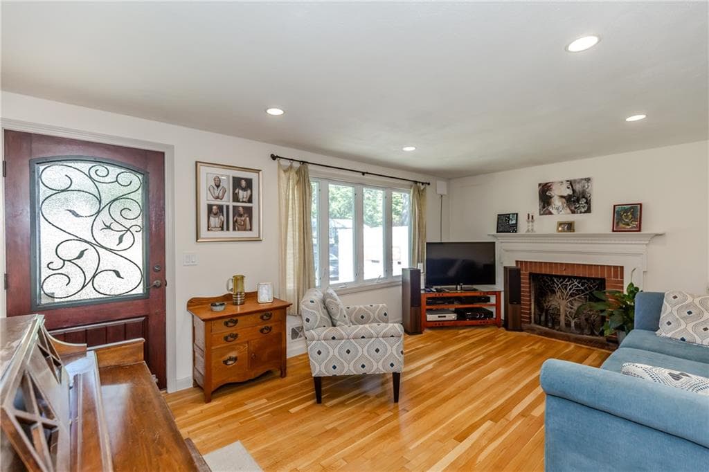 Single Family Residence at 108 Elmwood Drive, North Kingstown, photo 2 of 31