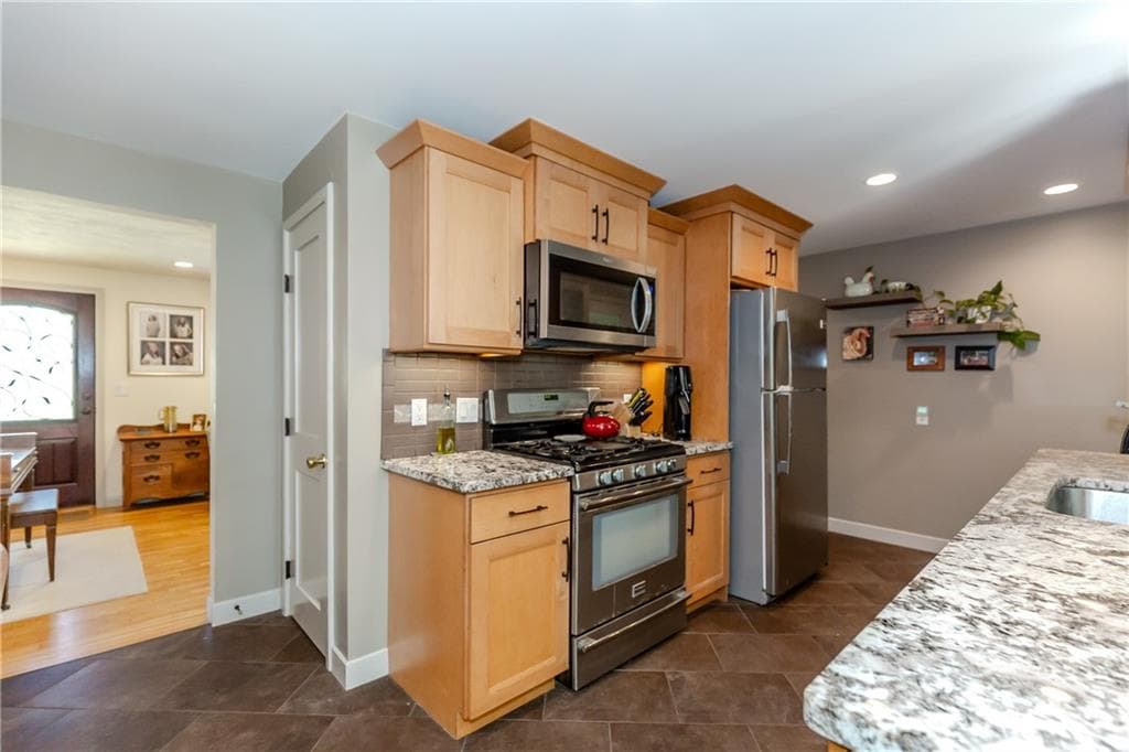 Single Family Residence at 108 Elmwood Drive, North Kingstown, photo 6 of 31