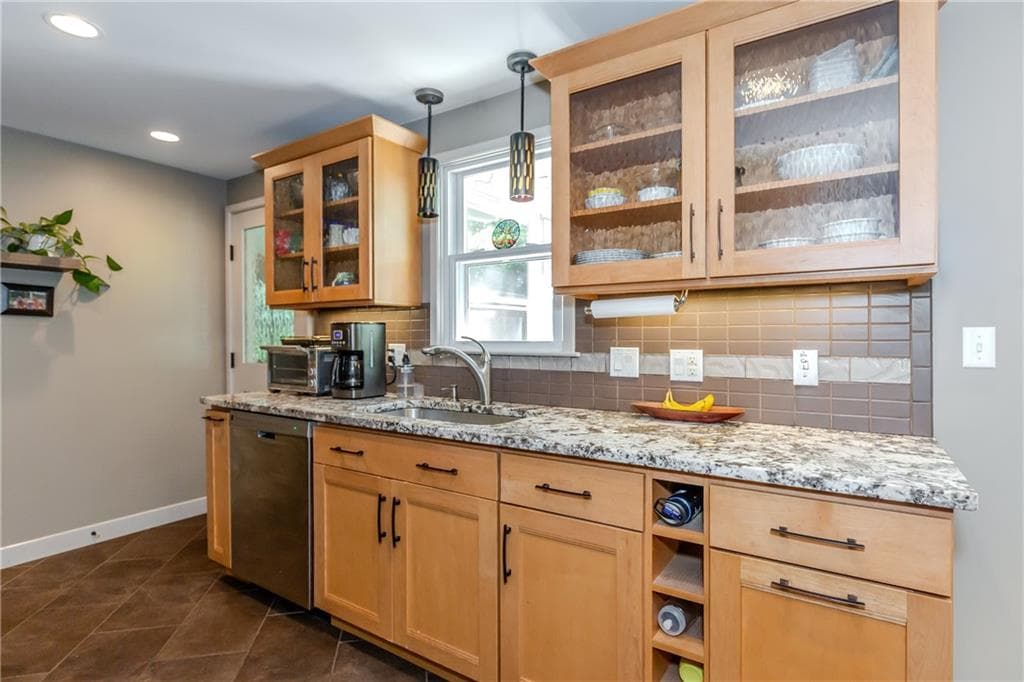 Single Family Residence at 108 Elmwood Drive, North Kingstown, photo 7 of 31