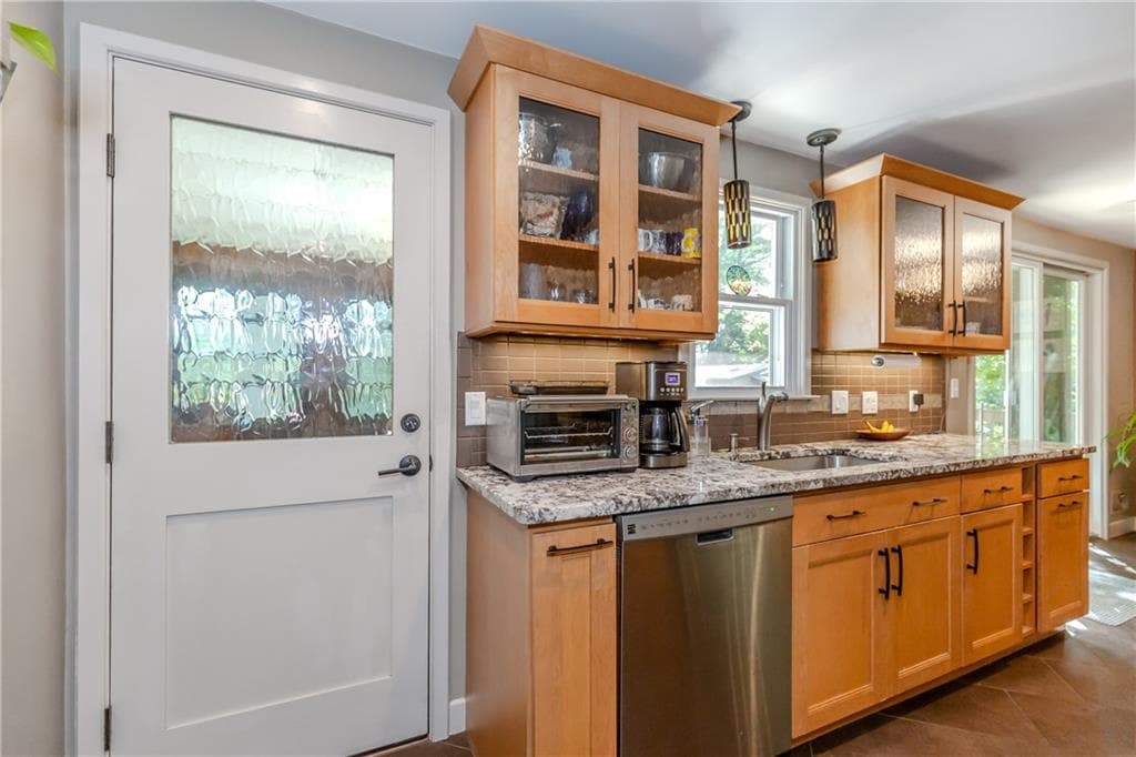 Single Family Residence at 108 Elmwood Drive, North Kingstown, photo 9 of 31