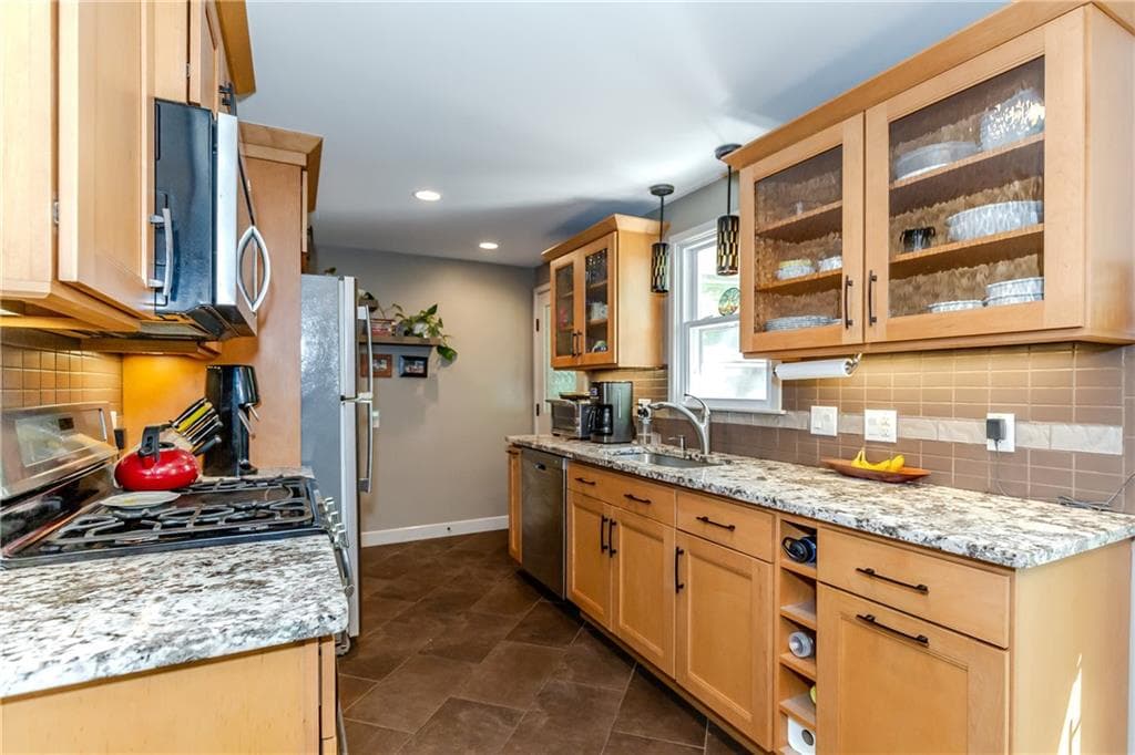 Single Family Residence at 108 Elmwood Drive, North Kingstown, photo 8 of 31