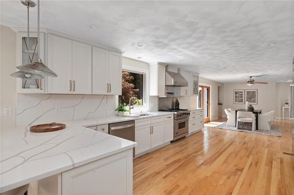 Single Family Residence at 30 Dutchess Drive, Cranston, photo 17 of 47