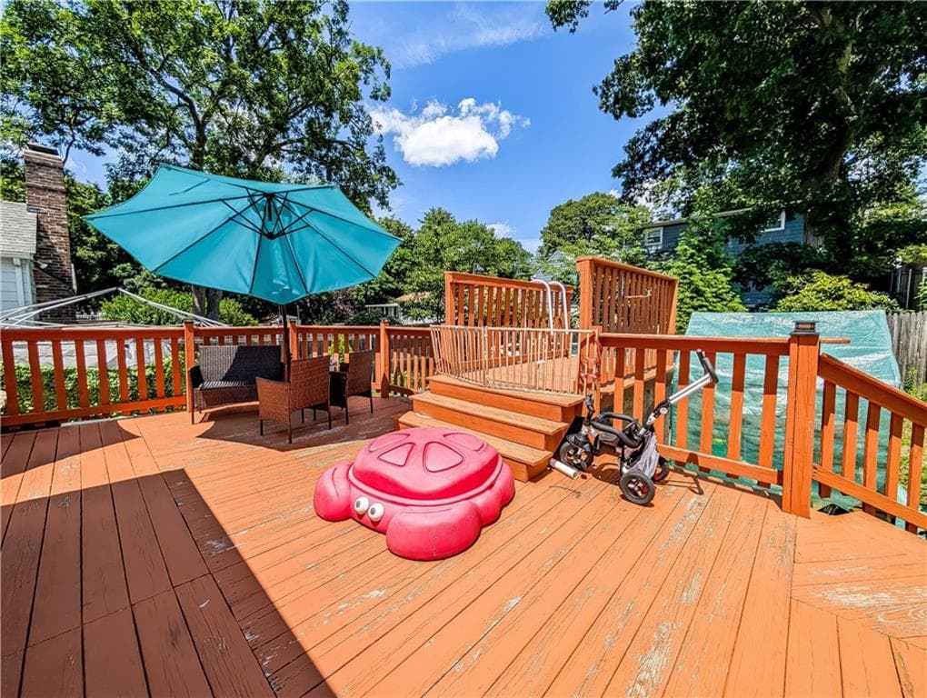 115 Davis Avenue photo 3