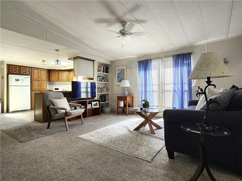 158 Holiday Court photo 18
