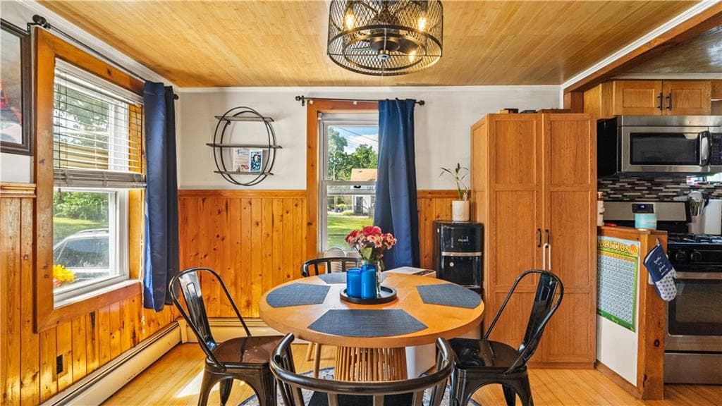 Single Family Residence at 62 Milton Road, Warwick, photo 5 of 27
