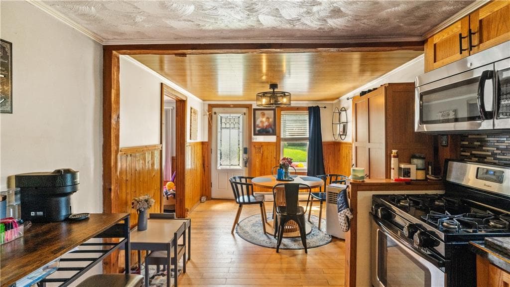 Single Family Residence at 62 Milton Road, Warwick, photo 11 of 27