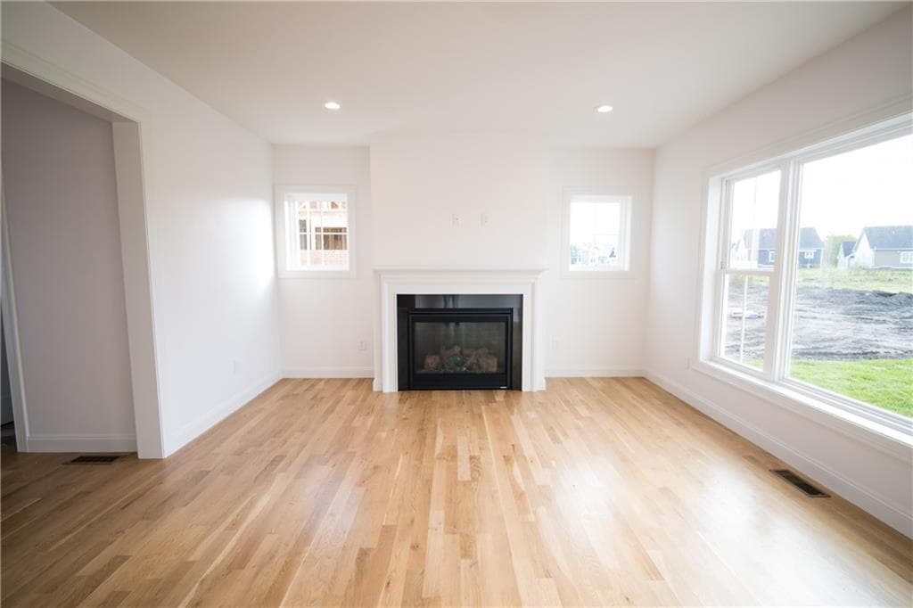 153 Revolution Way photo 2