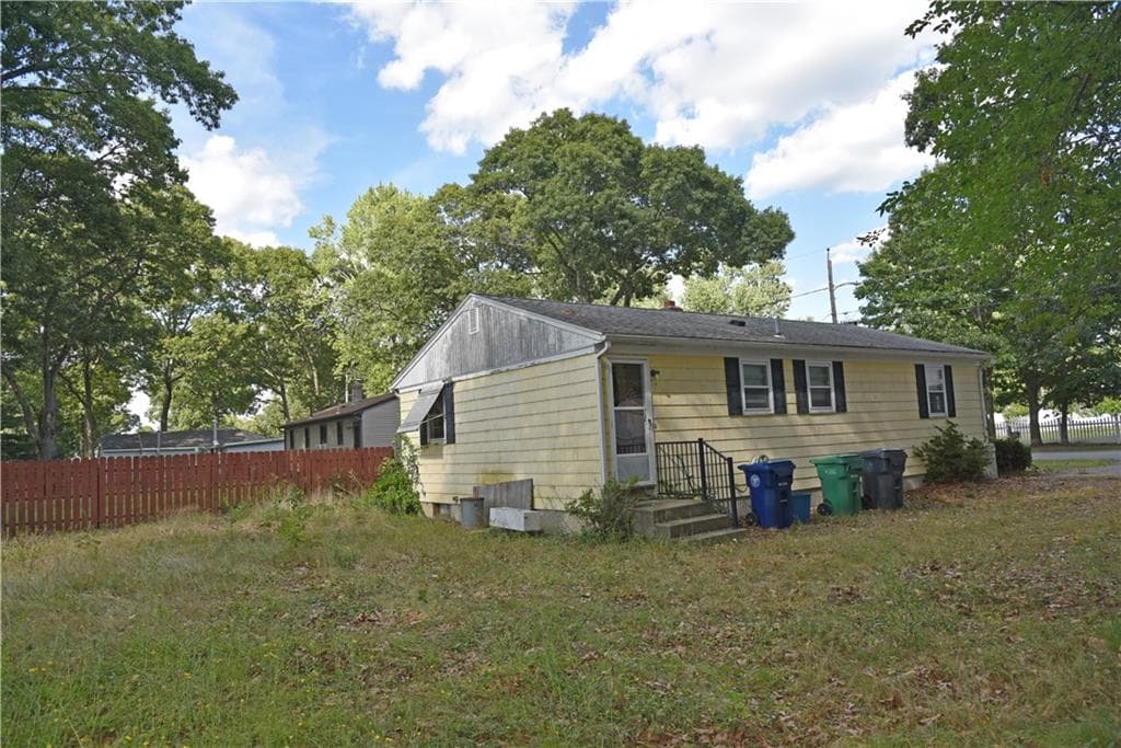 Single Family Residence at 113 Canfield Avenue, Warwick, photo 5 of 11