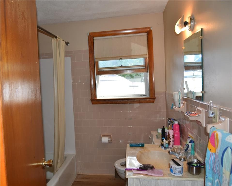 Single Family Residence at 113 Canfield Avenue, Warwick, photo 8 of 11