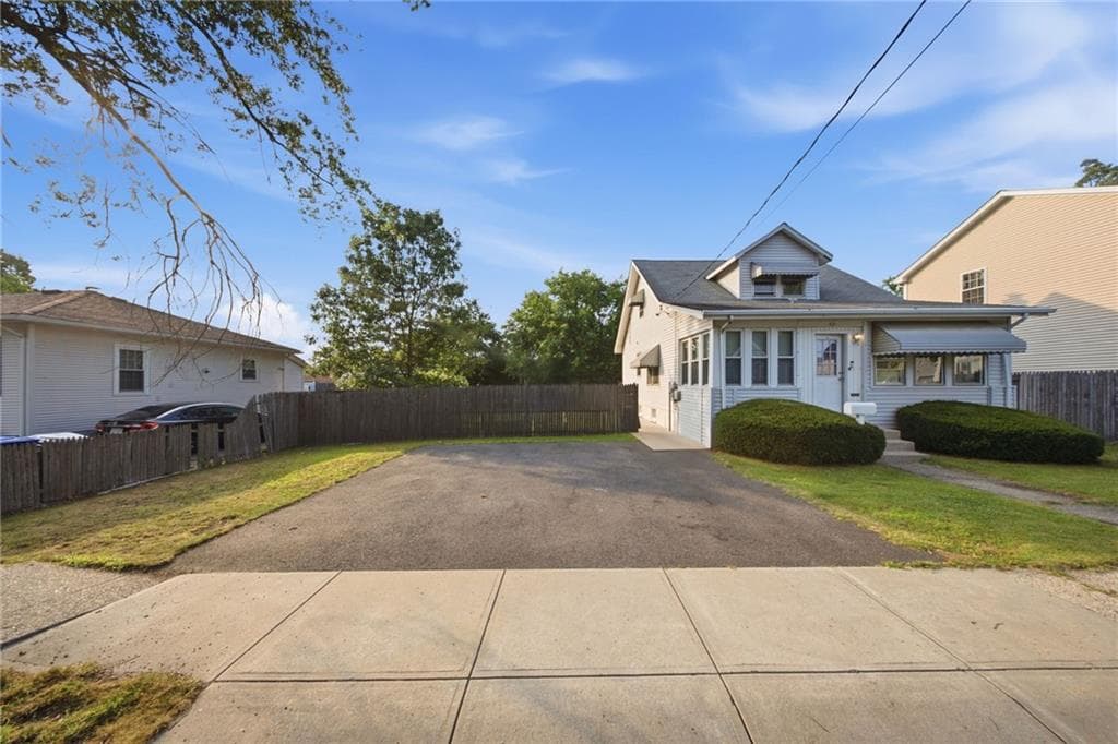 Single Family Residence at 42 Riverview Avenue, Pawtucket, photo 3 of 19