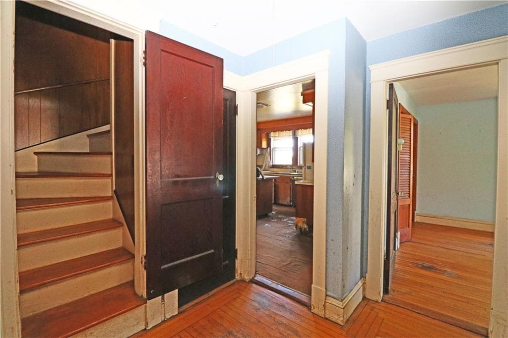 Single Family Residence at 283 West Main Road, Middletown, photo 27 of 35