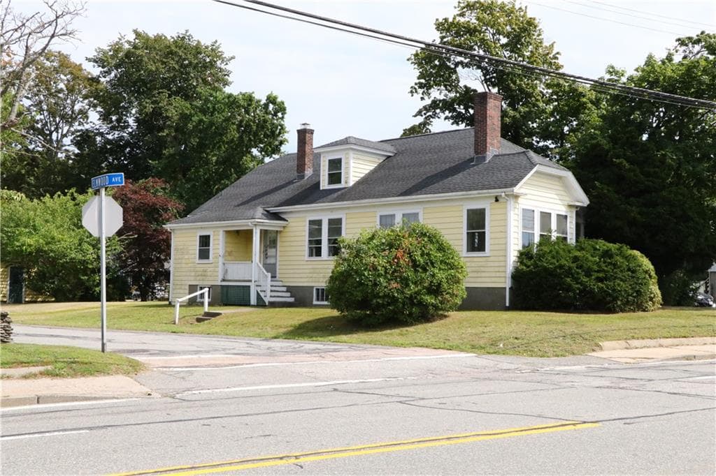 Single Family Residence at 283 West Main Road, Middletown, photo 2 of 35