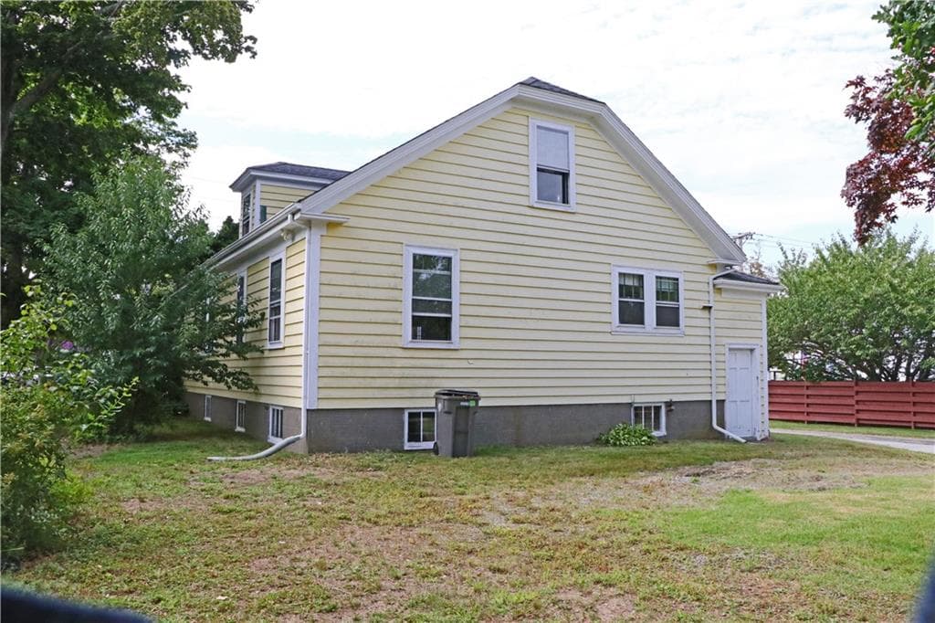 Single Family Residence at 283 West Main Road, Middletown, photo 6 of 35