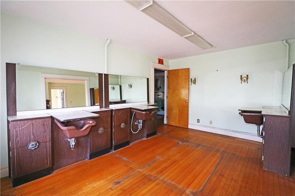 Single Family Residence at 283 West Main Road, Middletown, photo 17 of 35